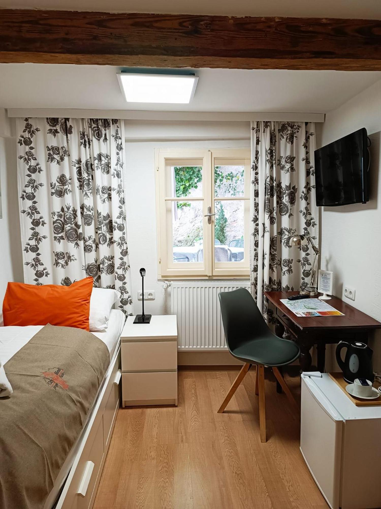 Junger Fuchs Hotel *